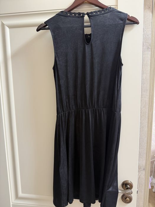 Rochie neagra Guess cu detalii
