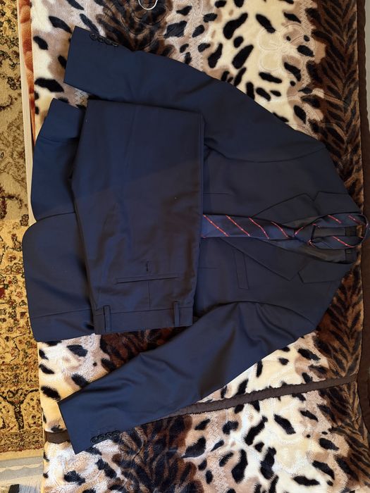 Костюм новый продам