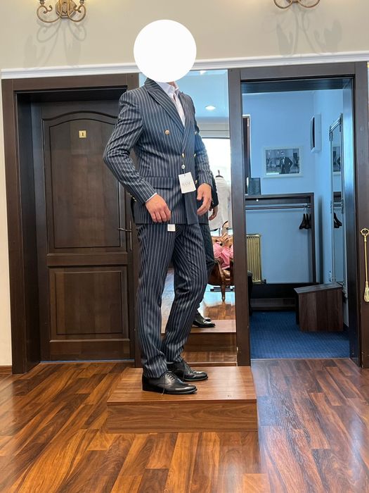 Costum la Două Rânduri de Nasturi - Bleumarin-Antracit cu Dungi Albe