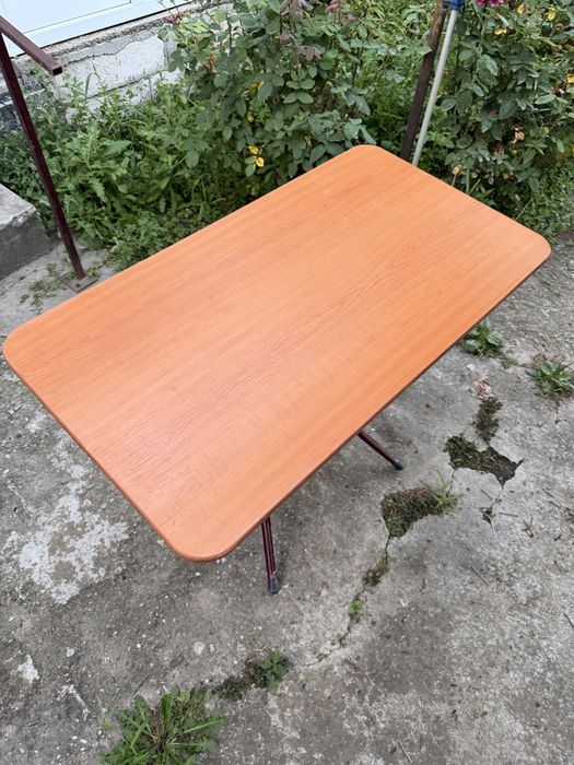 Masă pliantă retro / vintage – Cadru metalic stabil, blat aspect lemn