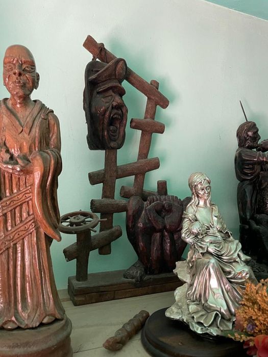 Vând statuete din lemn masiv