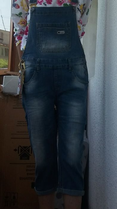 Джинсы белые женские.