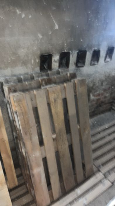 Продавам Палета и Скари