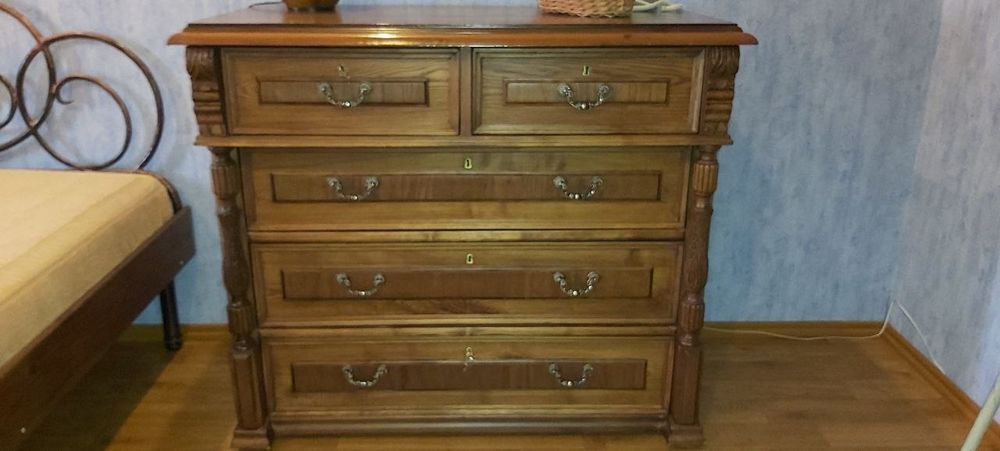 Роскошный дубовый антикварный комод.