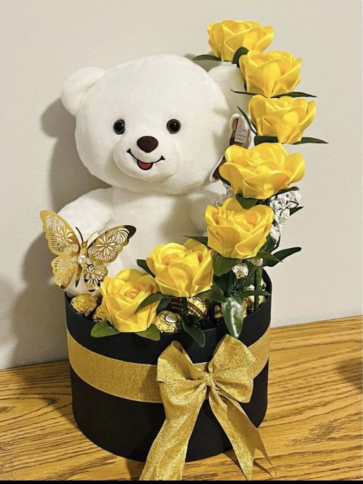 Мече със сатенени рози