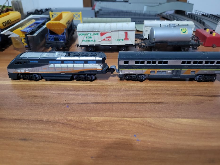 Locomotiva si vagoane trenuleț