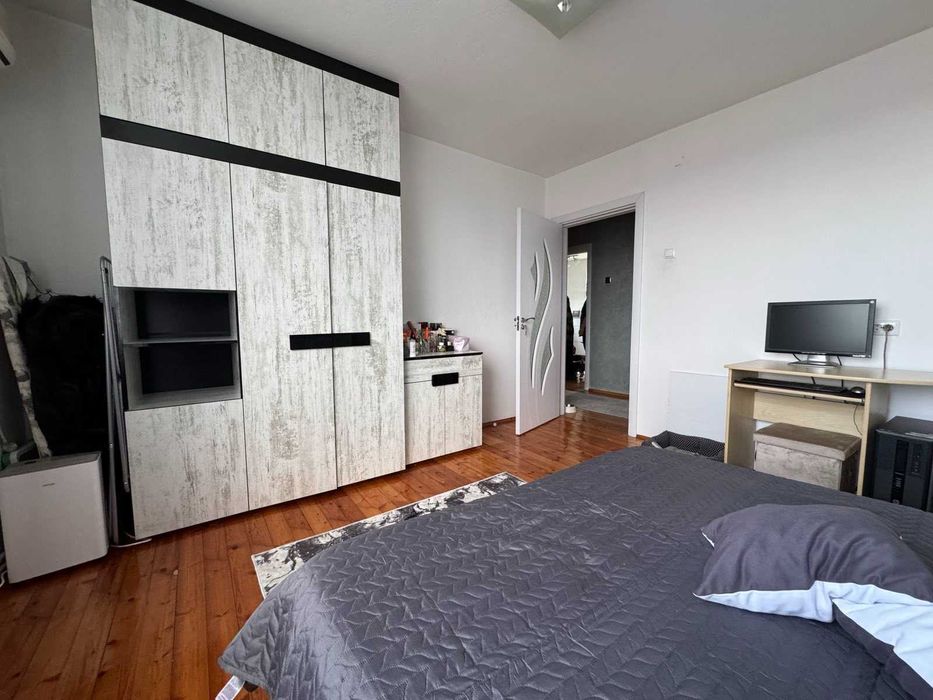 два самостоятелни етажа с гараж и двор