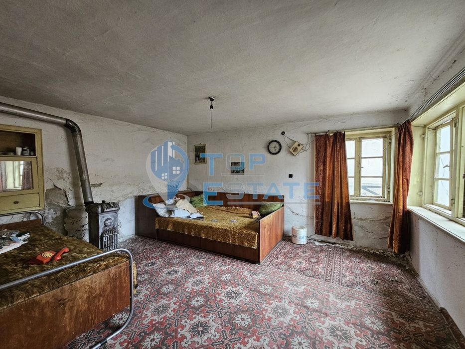 Двуетажна тухлена къща с два гаража и двор в гр. Полски Тръмбеш