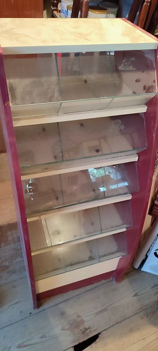 Полка в магазин можно для конфет