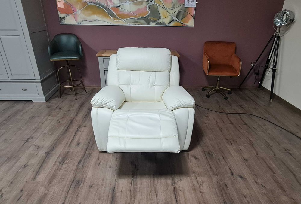 Бял кожен фотьойл La-z-boy с електрически релаксиращ механизъм