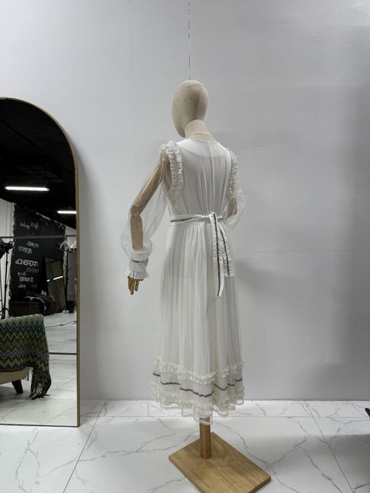 Нежное белое платье