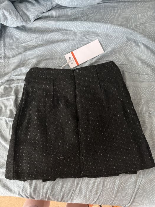 Черна блестяща пола