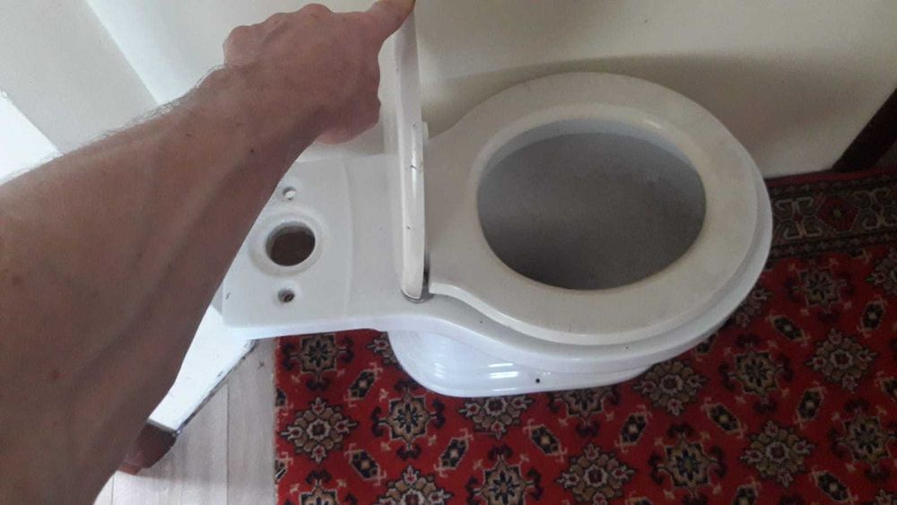Унитаз фирменный, без бачка