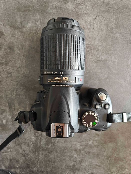 Nikon D3000 DSLR с два обектива (18-55mm и 55-200mm VR) + чанта, батерия и зарядно