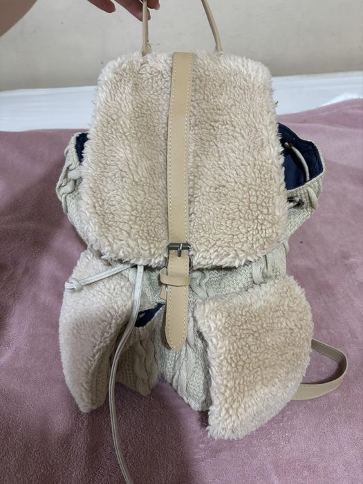 Бежова плюшени раница