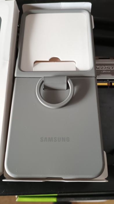 Husa originala Samsung Galaxy Z Flip 6 noua cu inel