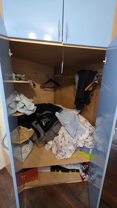 Шкаф с встроенным зеркалом