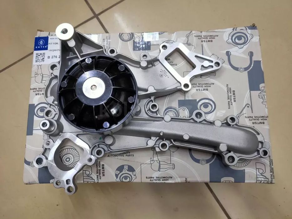 Помпа двигателя мерседес m276