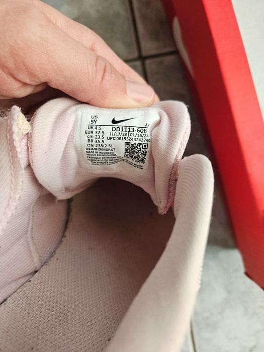 Маратонки Nike 37,5 розови