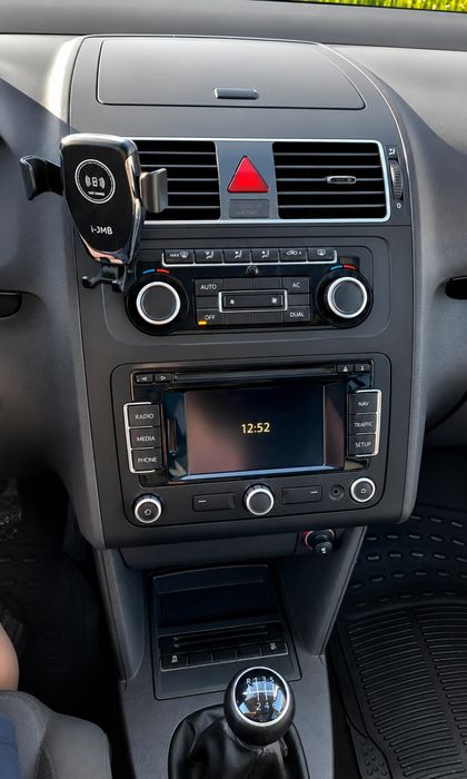 Volkswagen Touran 1.6 TDI • 2012 • 5 Locuri • Navi • Climatronic