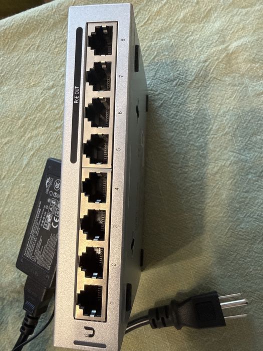 Ubiquity Switch 8 porturi (4 PoE)