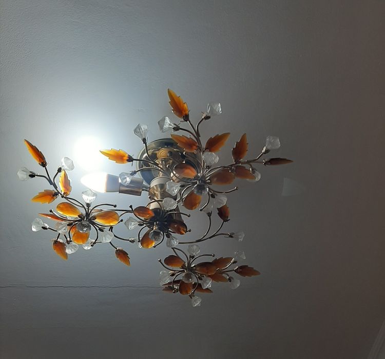 Люстралар сатылады.