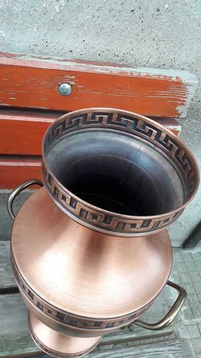 медна ваза с орнаменти