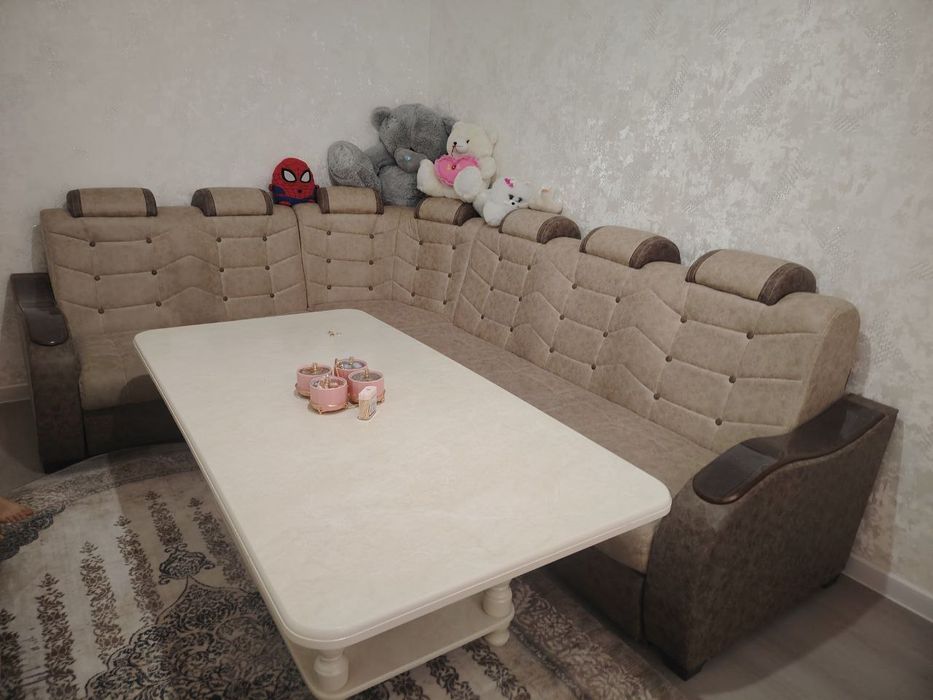 Деван стол 2.та пуфеки холати аьло пачти янг  турибди