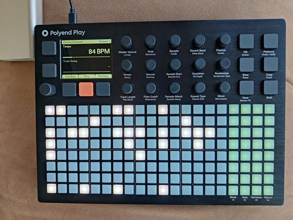 Polyend Play Groovebox + microSD 32GB, power bank și cabluri