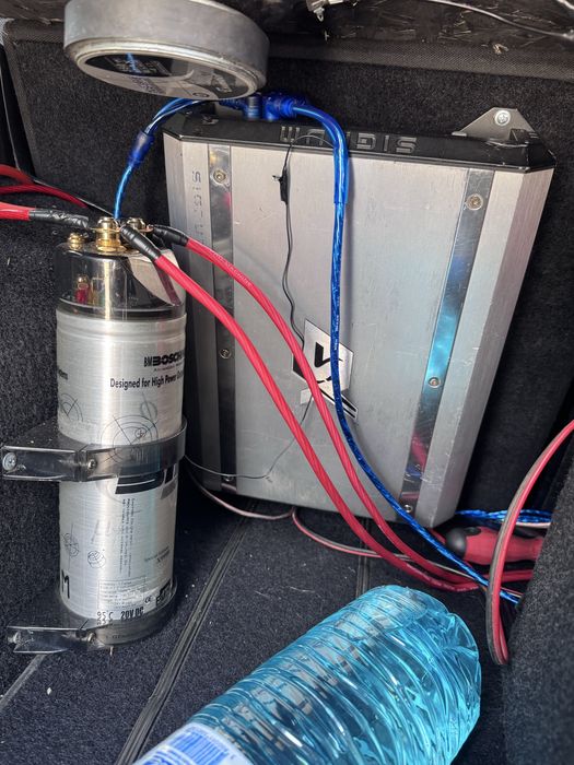 Бас каса, усилвател, кондензатор, плеър