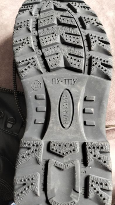 Продам осенние спец обувь