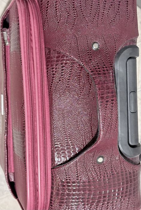 продам большой красный чемодан в отличном состоянии