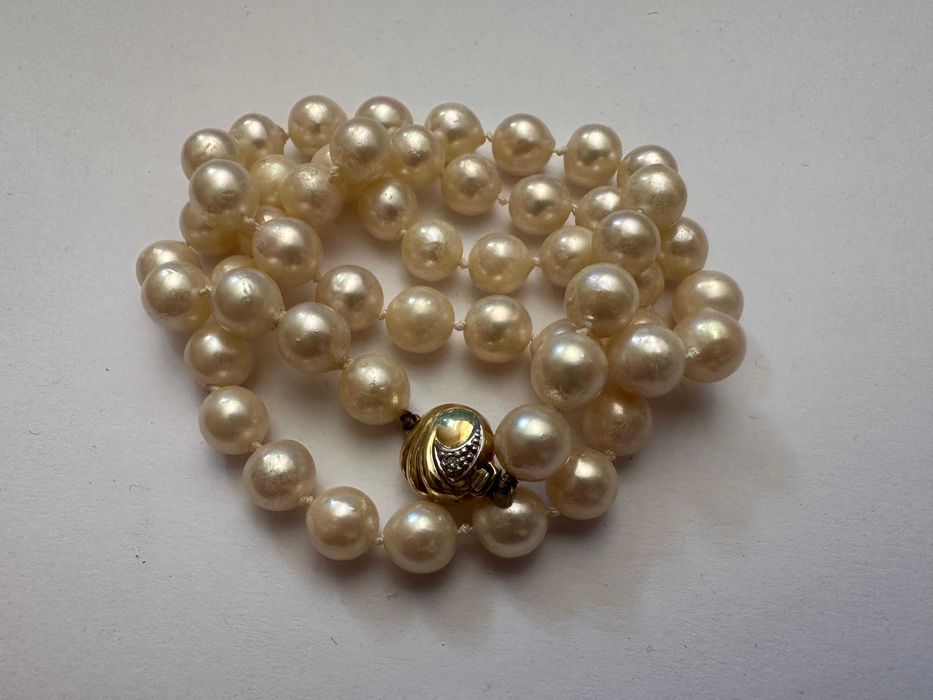 Colier din perle, cu închizătoare din aur decorată cu două diamante