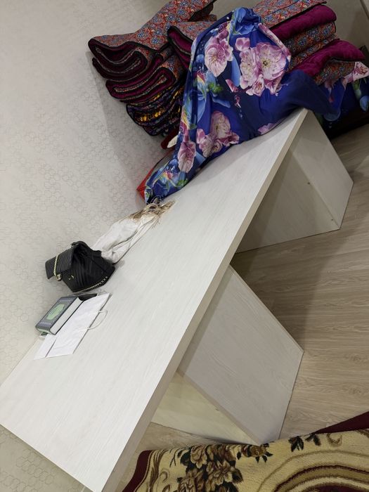 Stol. Usti aloxda olinadi