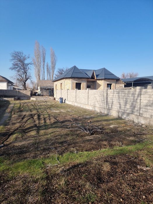 Uchaska sotiladi zor lakasiyada