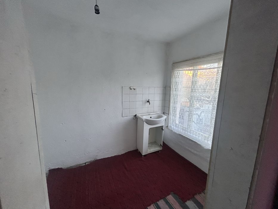 Продавам къща с двор