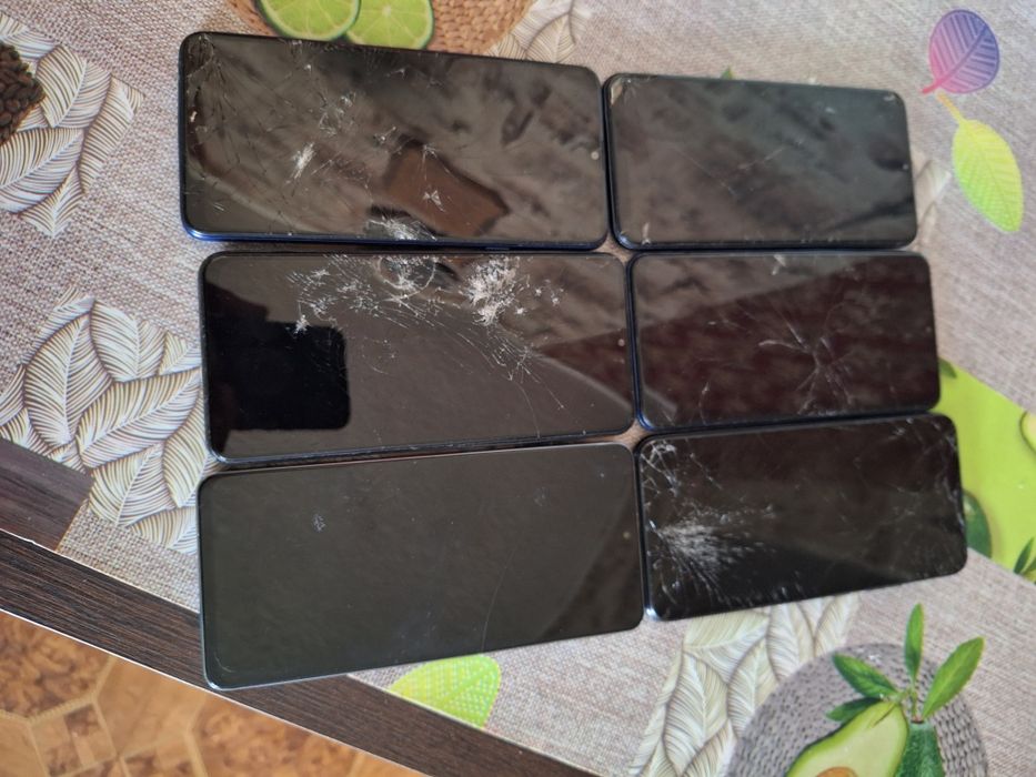 Vand telephone .pentru piese