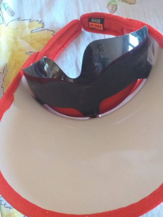 Атрактивни детски летни шапки с вградени слънчеви очила и рога