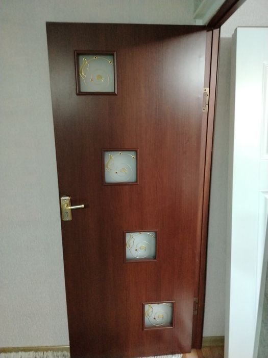 Продам двери бу размеры 90х200-1шт,80х200-2шт,80х200-2шт,
