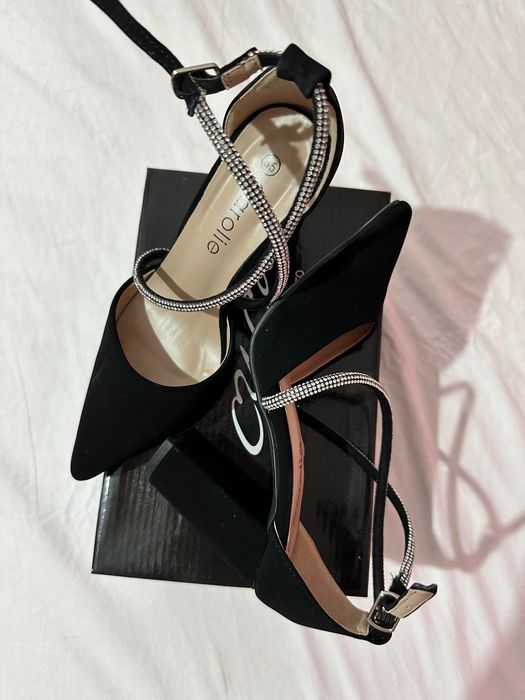 Vând acești minunați pantofi cu toc CAROLIE