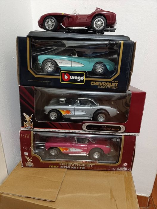 Vând colecție formată din 3 machete Chevrolet Corvette scara 1:18, ideale pentru colecționari sau pasionați auto.