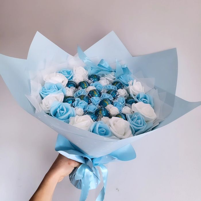 Букет вечни рози бебе памперси бонбони персонализиран рожден ден юбиле