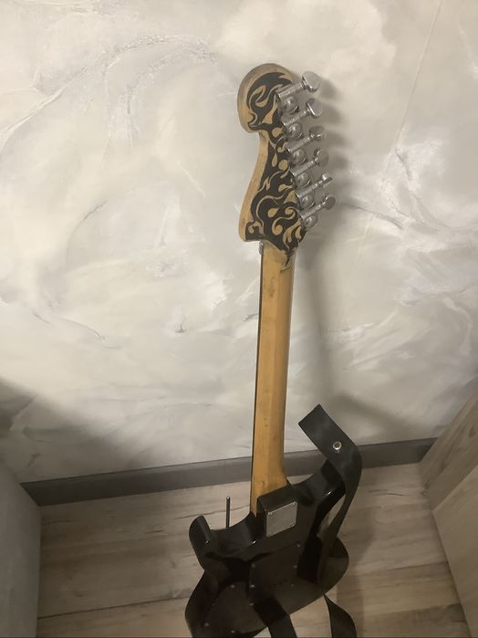 Продам электрогитару.