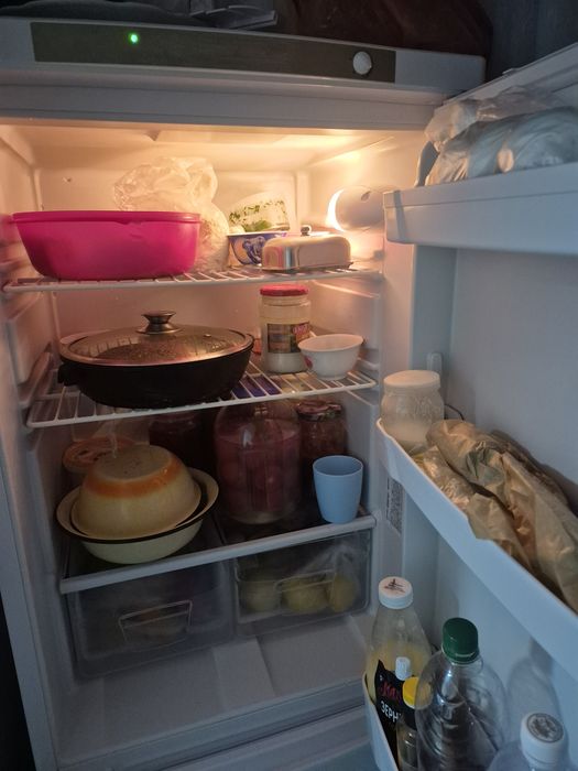 Продам холодильник Indesit.