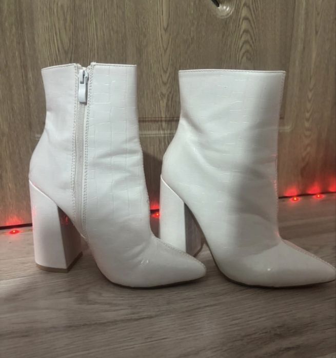 Cizme albe ,in stare buna