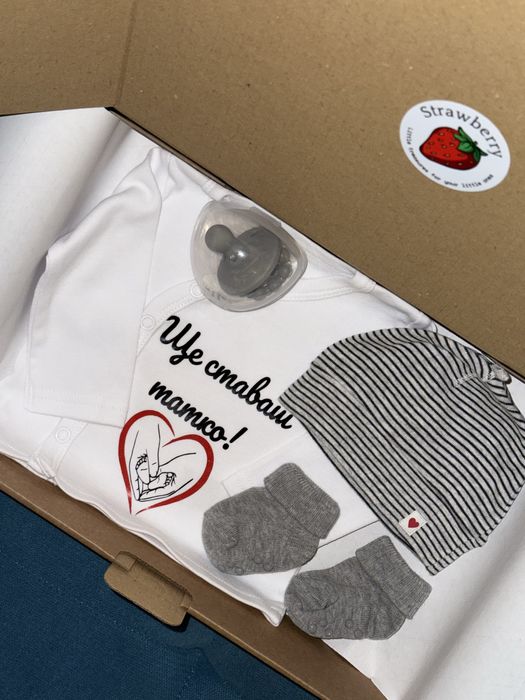 Боди с надпис “Ще ставаш татко/баба/дядо/!”за съобщаване на бременност