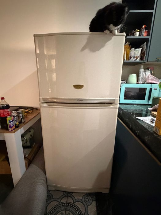 Хладилник с фризер Sharp