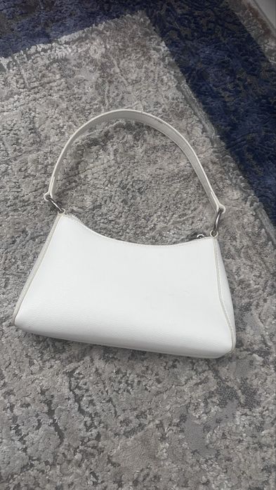 Малка бяла чанта