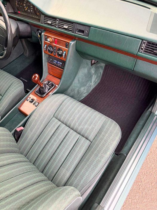 MERCEDES-BENZ E-Class 1992 — imagine 4