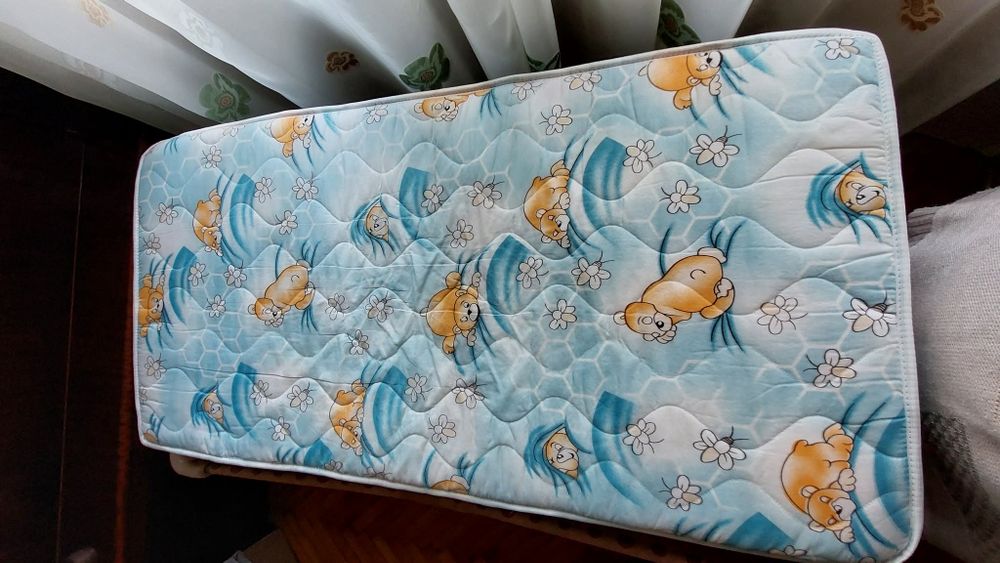 Сгъваема бебешка кошара + матрак, чаршафи и олекотена завивка